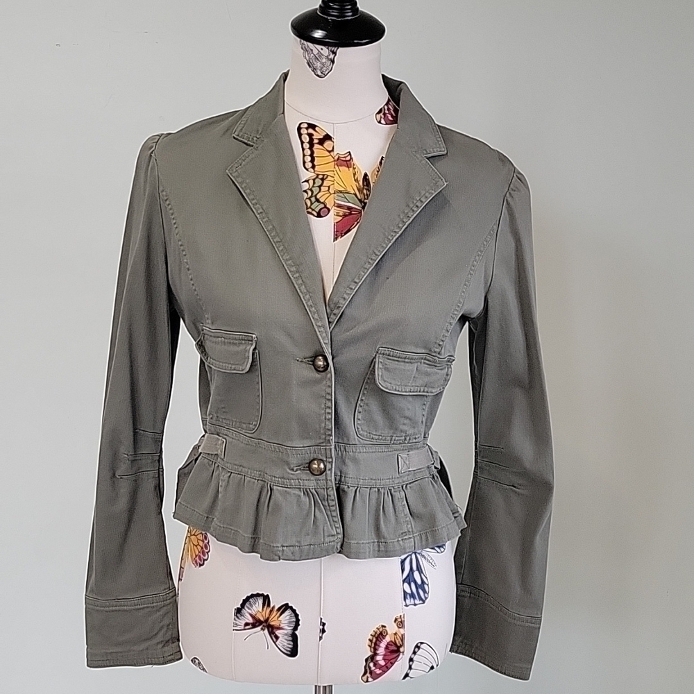 Ac-3998 army green jean jacket. Two front pockets in size Medium.